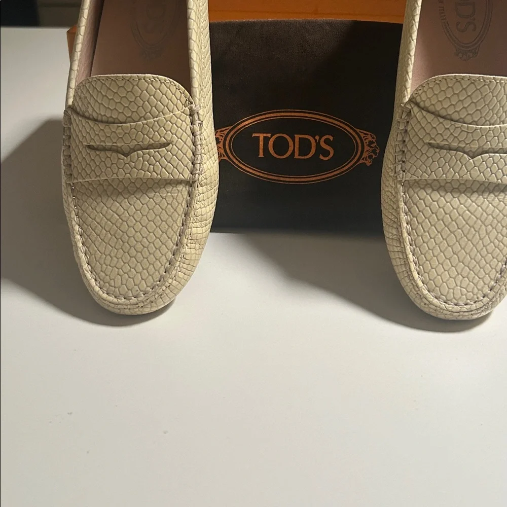 TOD’S Women’s Gommini Drivers - Picture 2 of 4
